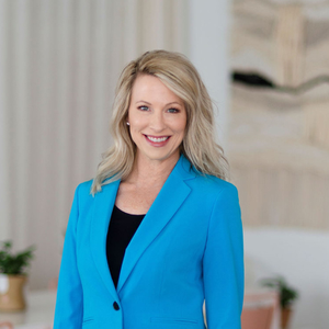 Lisa Hinz (CEO/Owner of The Confidence Track)